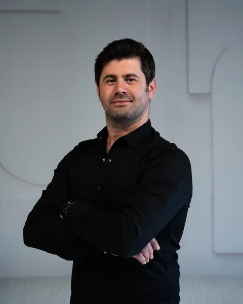 Semih - Content Creator bij HCI Clinics haartransplantatie en cosmetische kliniek Utrecht